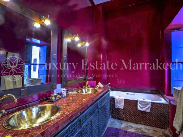 10.-riad-ayadina-marrakech-bedroom-adine-bathroom-fr-(2)