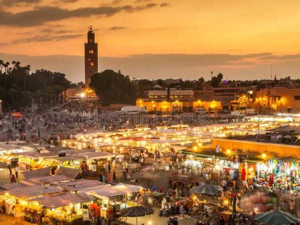 place-du-marché-d-el-fna-de-jamaa-dans-le-coucher-soleil-marrakech-maroc-afrique-nord-106728786
